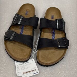 Birkenstock black Arizona sandals women’s size 9 men’s size 7 
Regular fit